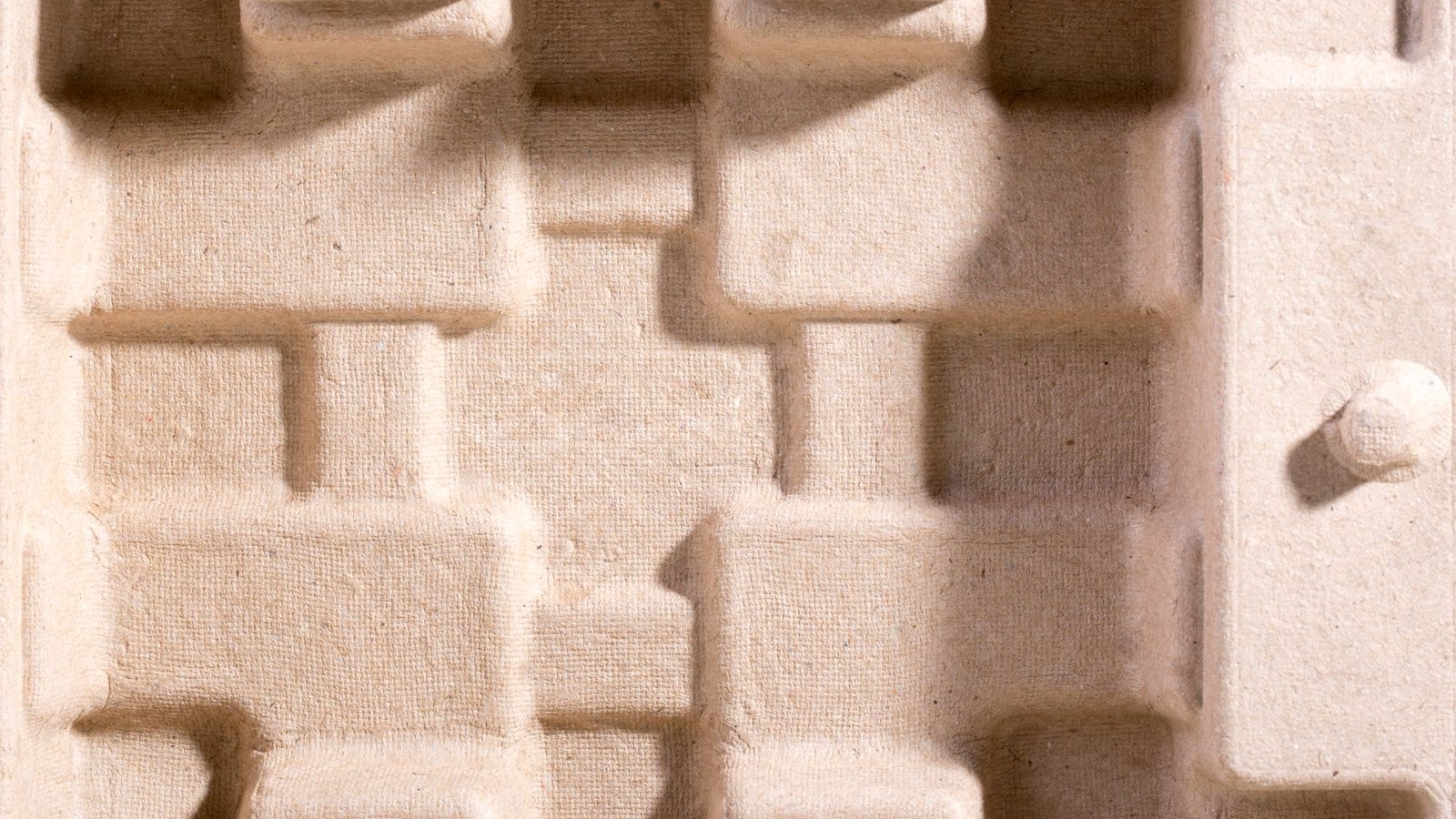 Packaging design: Connecting the shelf with the ecommerce screen A light-coloured moulded cardboard packaging insert