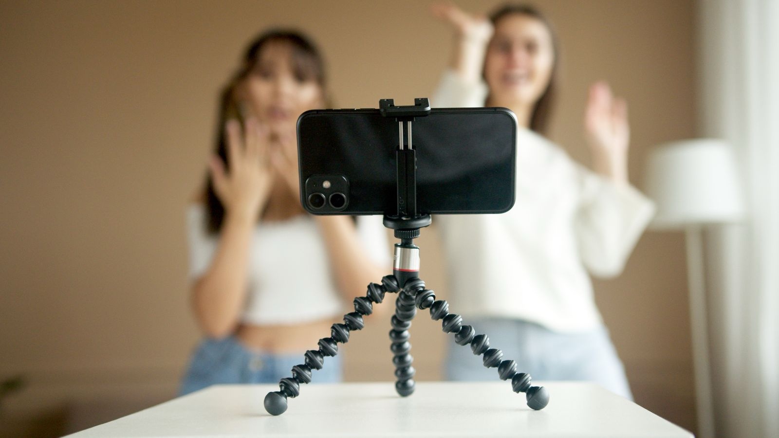 Digital Media Services in Ataşehir: Plan Useful Local Production Two people recording video using a smartphone