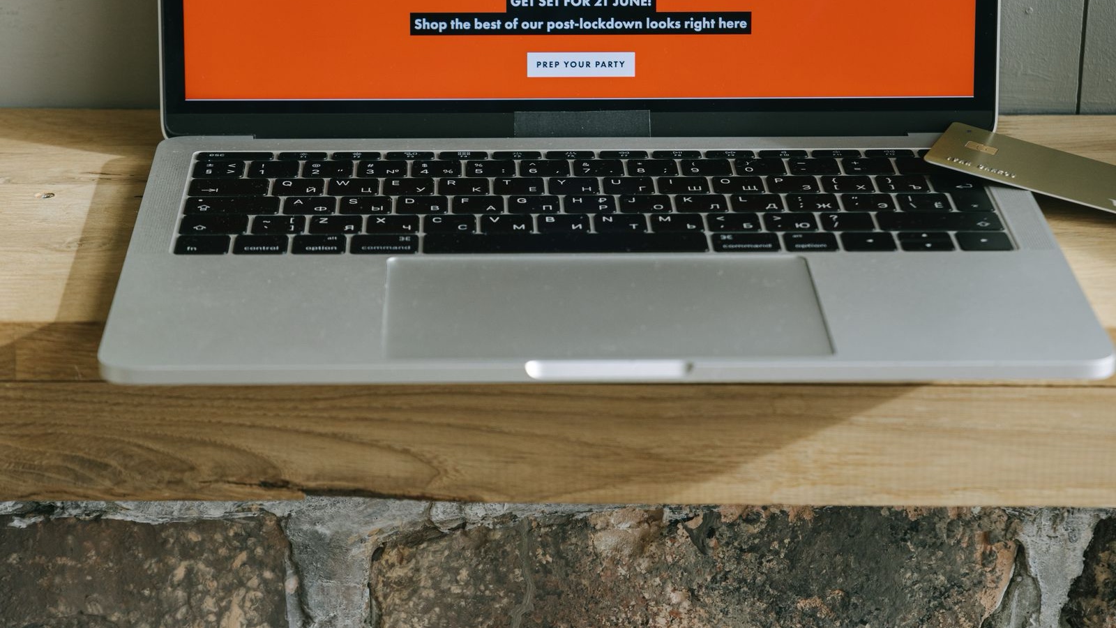 Ecommerce SEO: Connecting Products, Categories and Crawlability Online storefront with product cards displayed on a laptop
